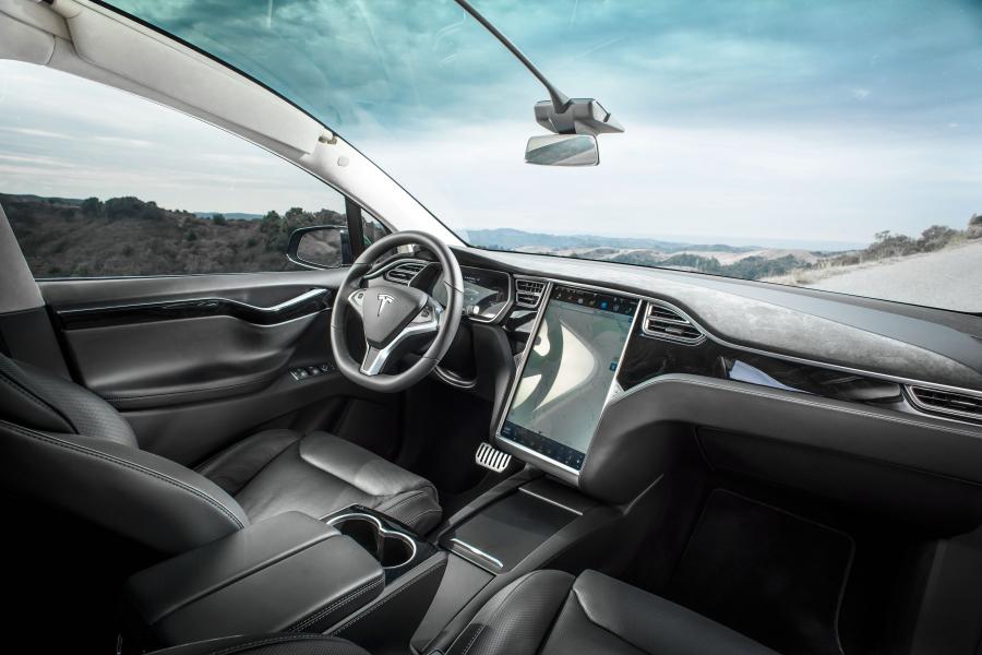 Интерьер Tesla Model X P90D 2015 года  (NA) (фото 11 из 25)